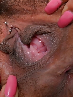 Jaye Girl Shows Hairy Pussy